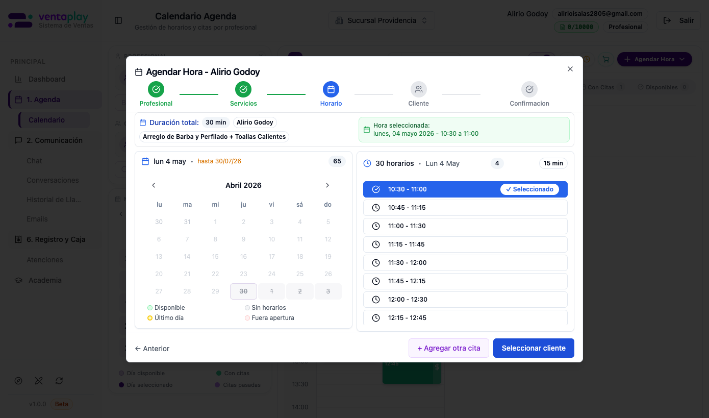 Paso 3 — Selección de horario con disponibilidad real — Calendar con codificación de colores por disponibilidad (Disponible, Sin horarios, Último día, Fuera apertura). A la derecha, slots de tiempo en intervalos de 15 min calculados según la duración del servicio. Hora seleccionada destacada en azul (10:30-11:00). Opción '+ Agregar otra cita' para paquetes multi-servicio.