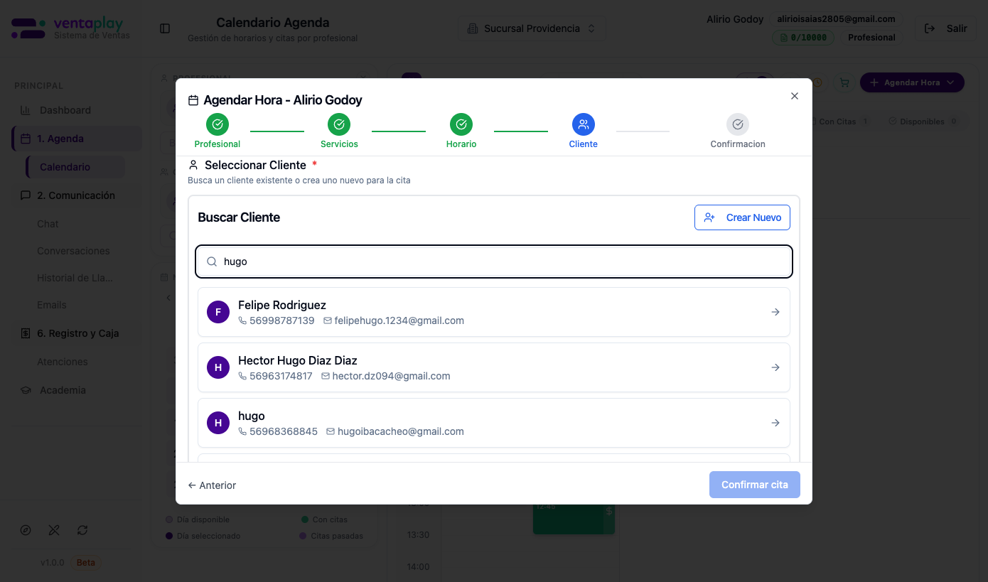 Paso 4 — Búsqueda de cliente en tiempo real — Búsqueda 'hugo' devuelve coincidencias del CRM: Felipe Rodriguez, Hector Hugo Diaz Diaz y hugo, cada uno con avatar, nombre, teléfono y email. Botón 'Crear Nuevo' para registrar un cliente que no existe. Conecta la agenda directamente con la base de clientes.